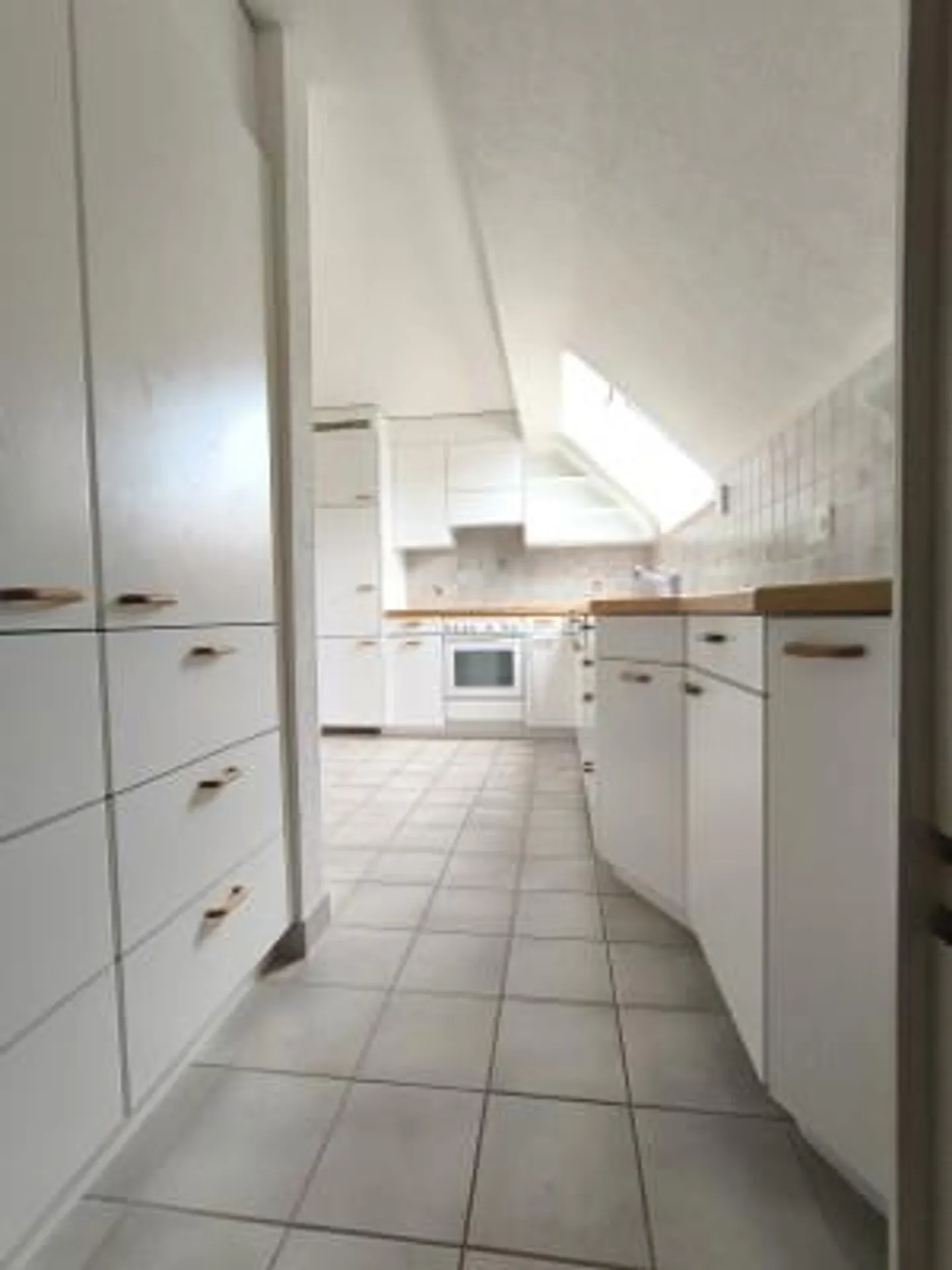 Incantevole appartamento mansardato di 3,5 locali con garage e balcone a Riedholz - Foto 1 di 13
