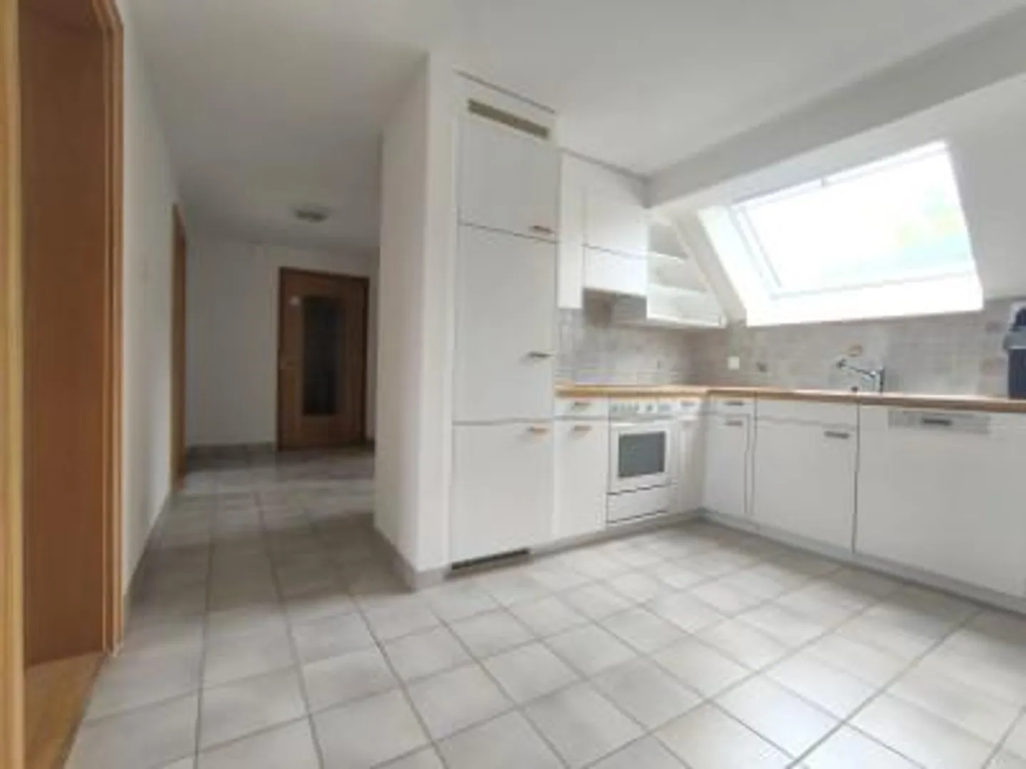 Incantevole appartamento mansardato di 3,5 locali con garage e balcone a Riedholz - Foto 2 di 13