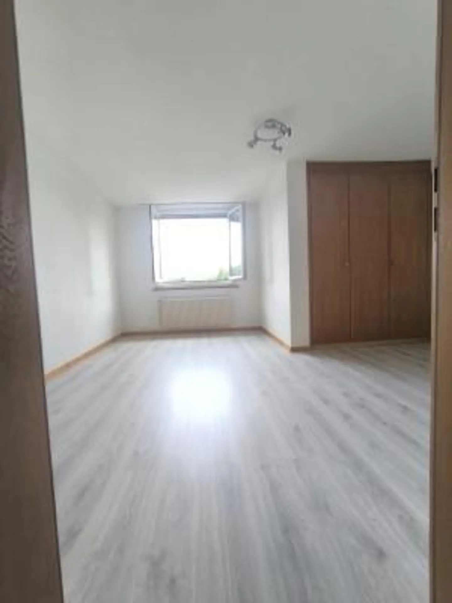 Incantevole appartamento mansardato di 3,5 locali con garage e balcone a Riedholz - Foto 4 di 13