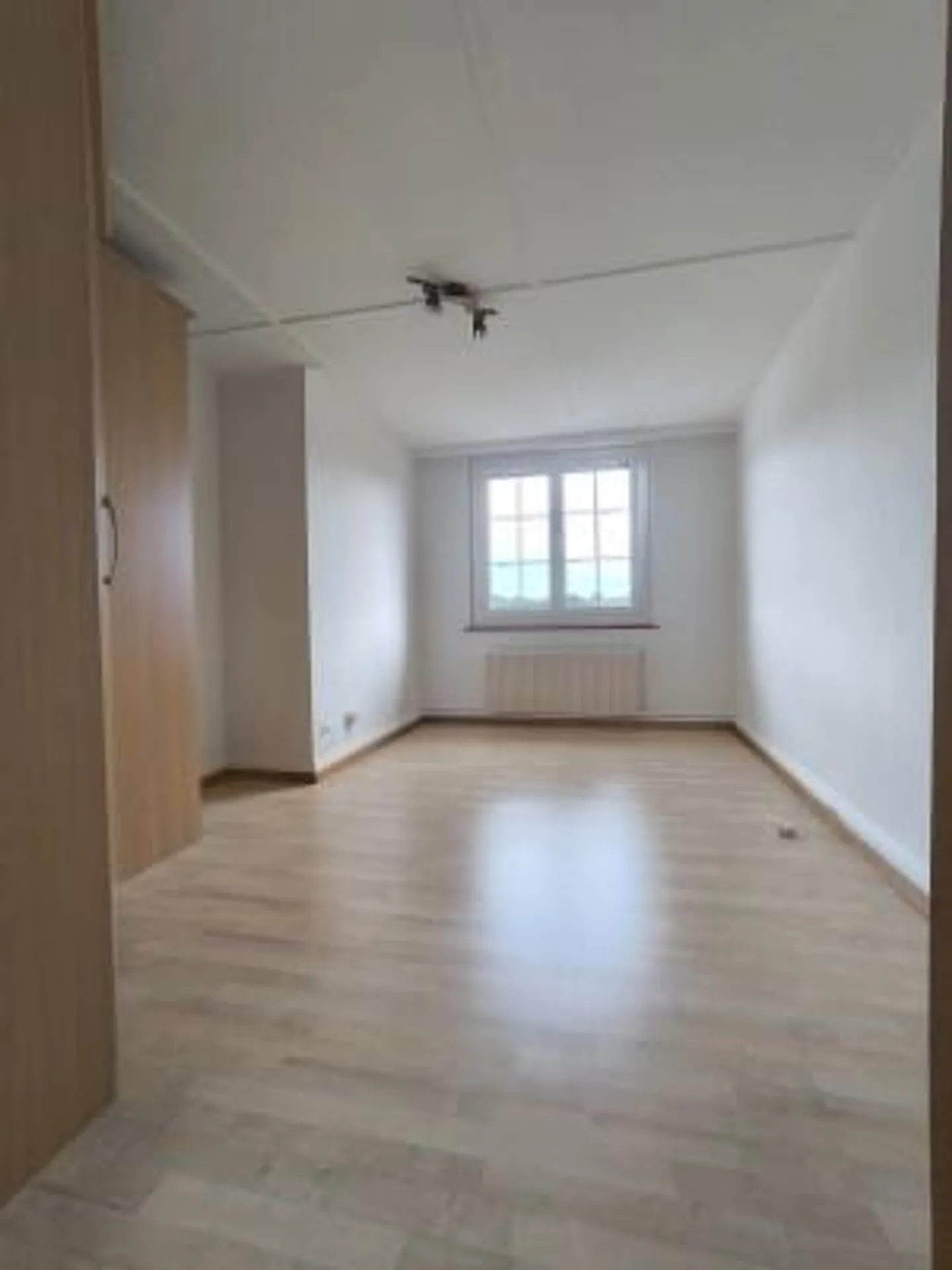 Incantevole appartamento mansardato di 3,5 locali con garage e balcone a Riedholz - Foto 5 di 13