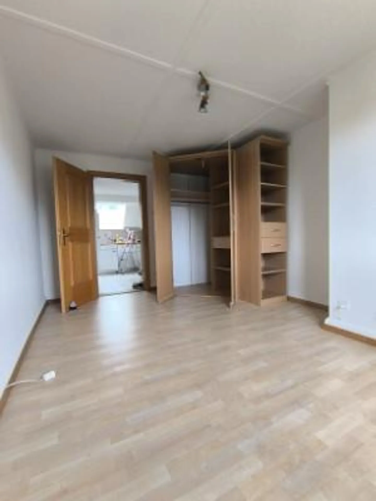 Incantevole appartamento mansardato di 3,5 locali con garage e balcone a Riedholz - Foto 6 di 13
