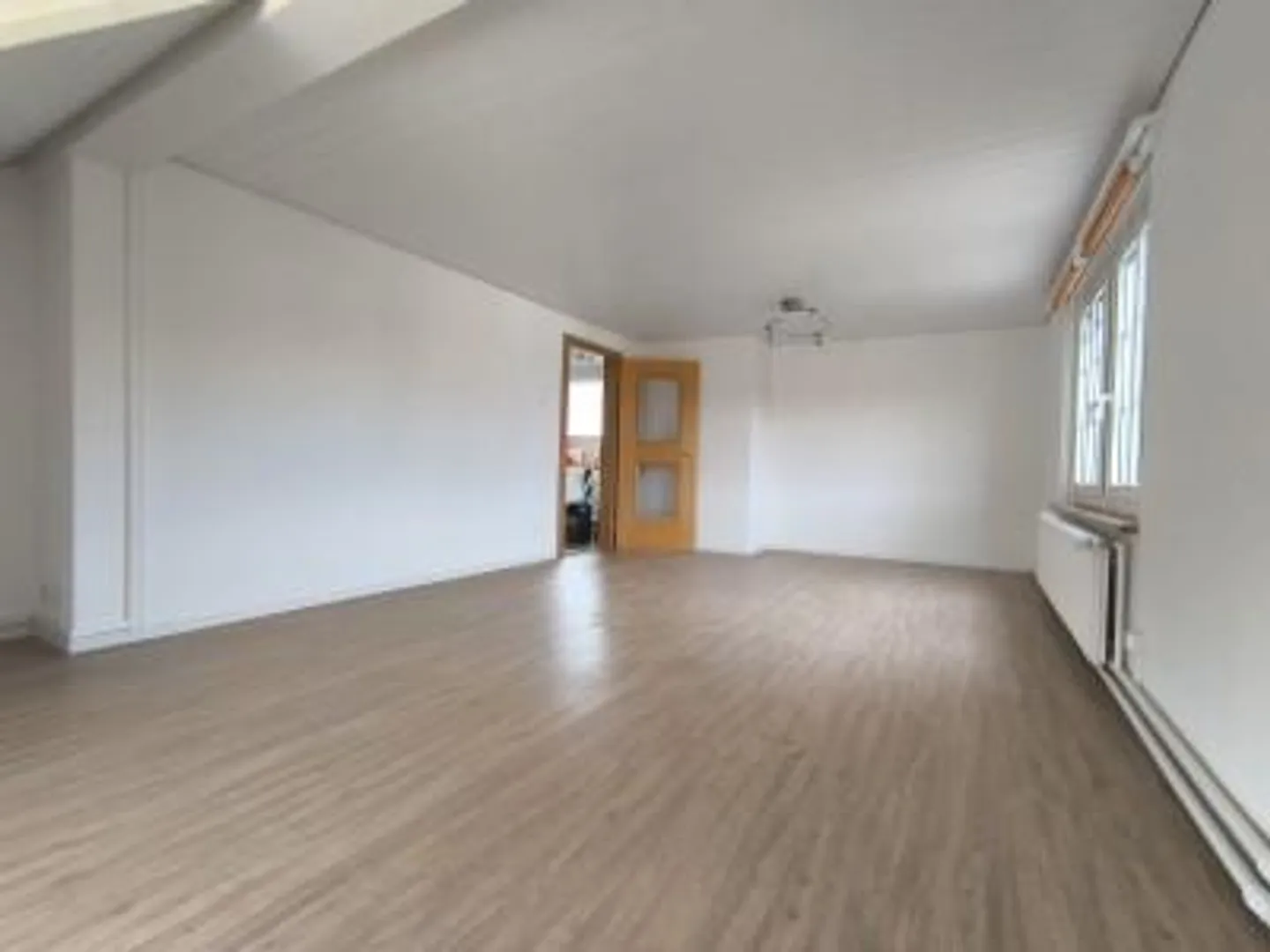 Incantevole appartamento mansardato di 3,5 locali con garage e balcone a Riedholz - Foto 7 di 13