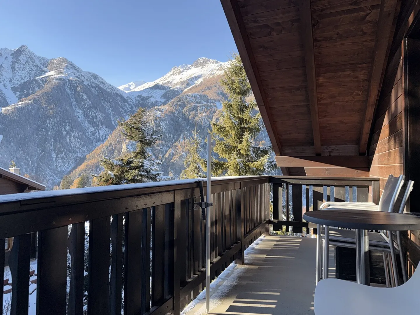 Heimelige Dachwohnung mit schönem Bergblick  - Foto 4 von 13