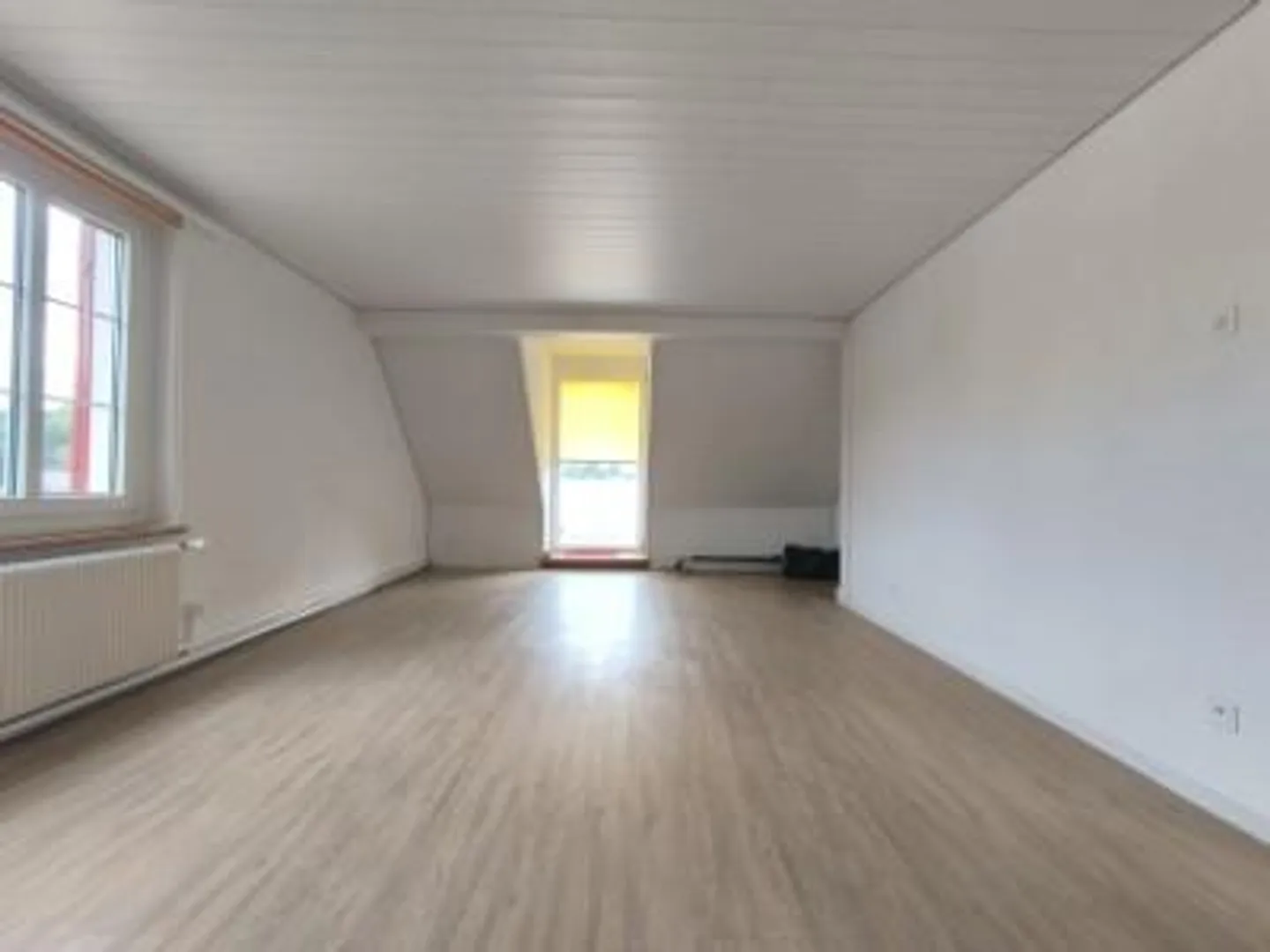 Incantevole appartamento mansardato di 3,5 locali con garage e balcone a Riedholz - Foto 8 di 13