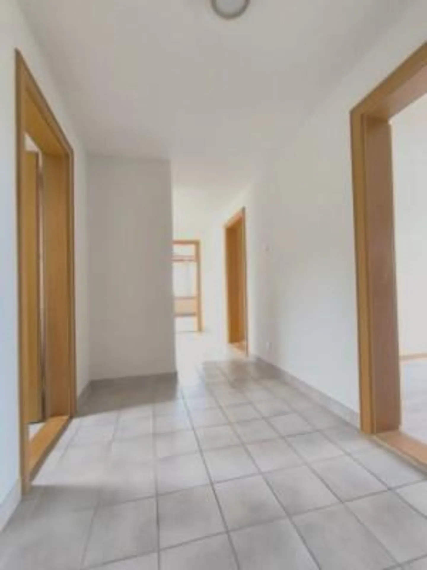 Incantevole appartamento mansardato di 3,5 locali con garage e balcone a Riedholz - Foto 3 di 13