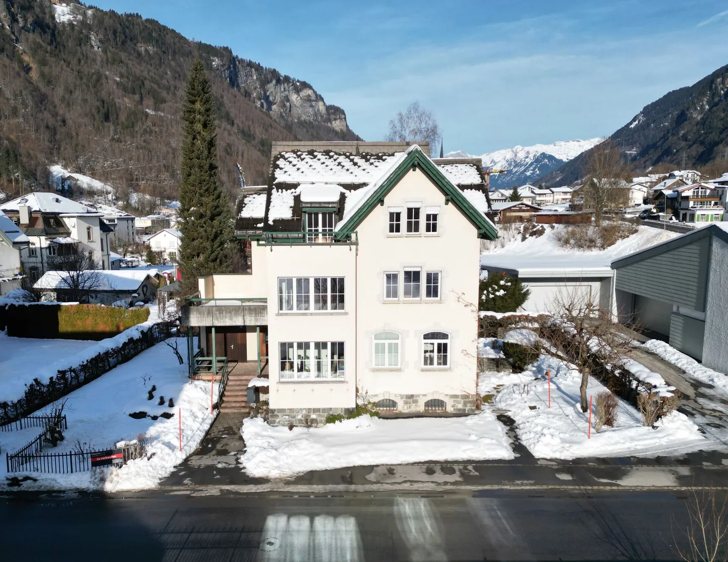 Detached and charming multi-family house in a sunny location in Linthal, municipality of Glarus Süd - Photo 1 of 23