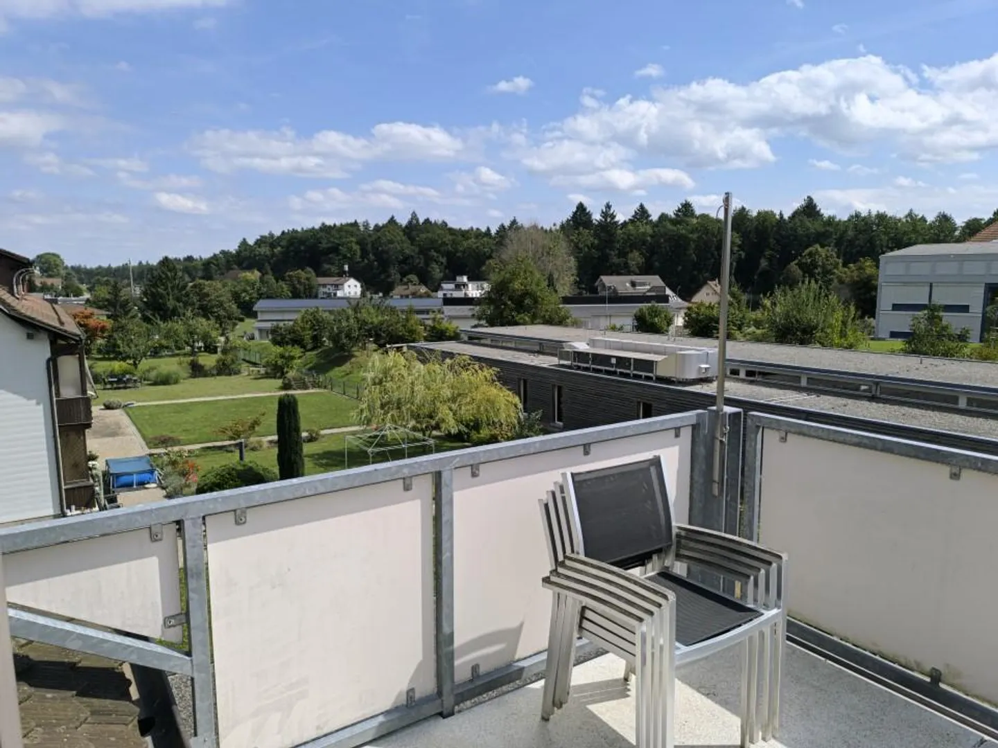 Incantevole appartamento mansardato di 3,5 locali con garage e balcone a Riedholz - Foto 9 di 13