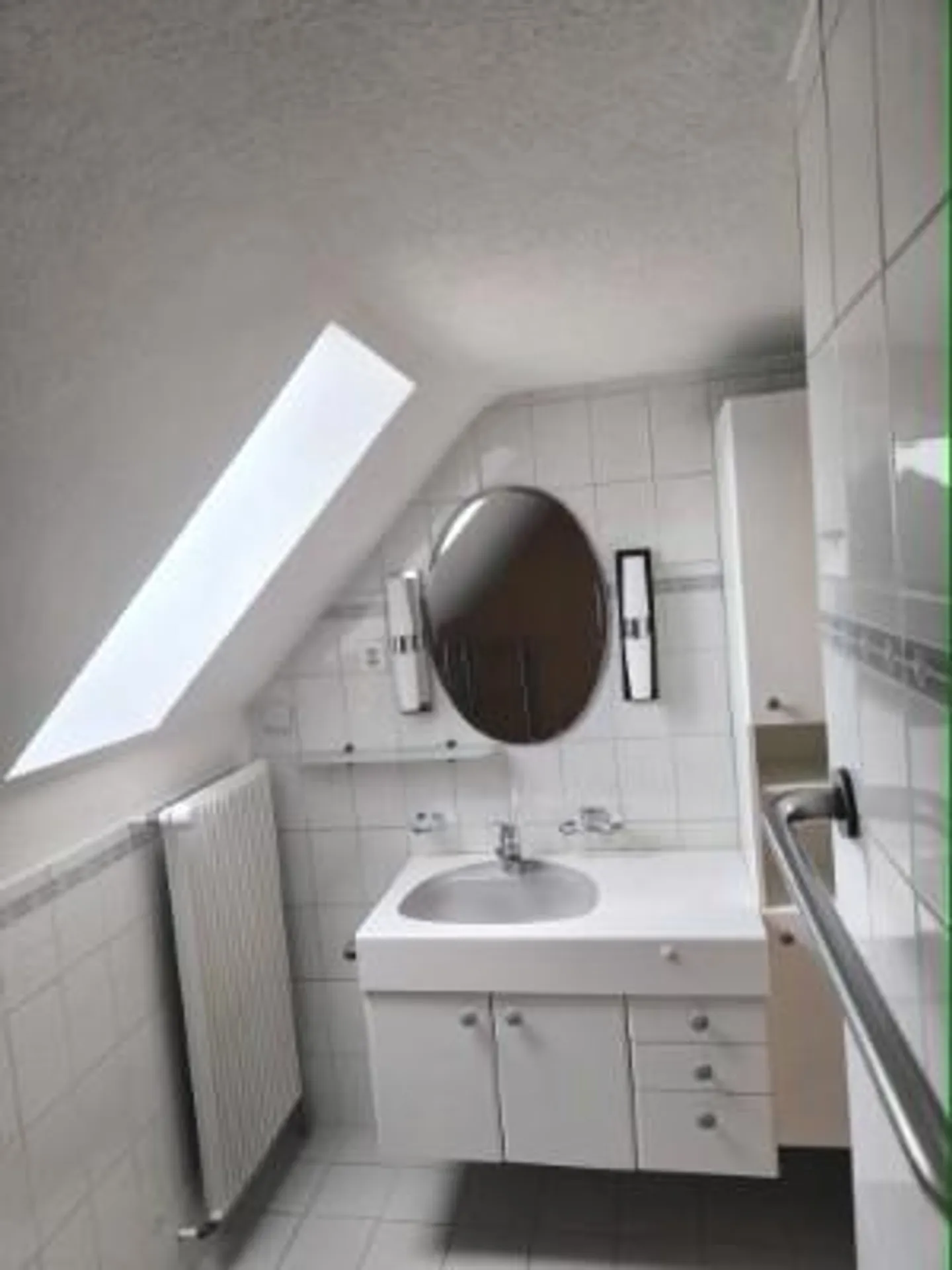 Incantevole appartamento mansardato di 3,5 locali con garage e balcone a Riedholz - Foto 10 di 13