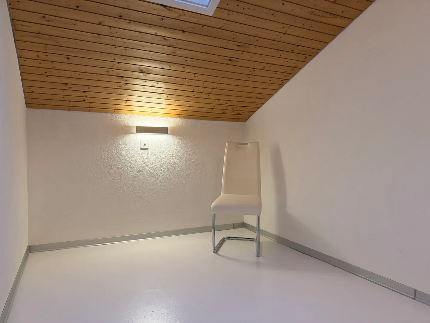 Heimelige Dachwohnung mit schönem Bergblick  - Foto 11 von 13