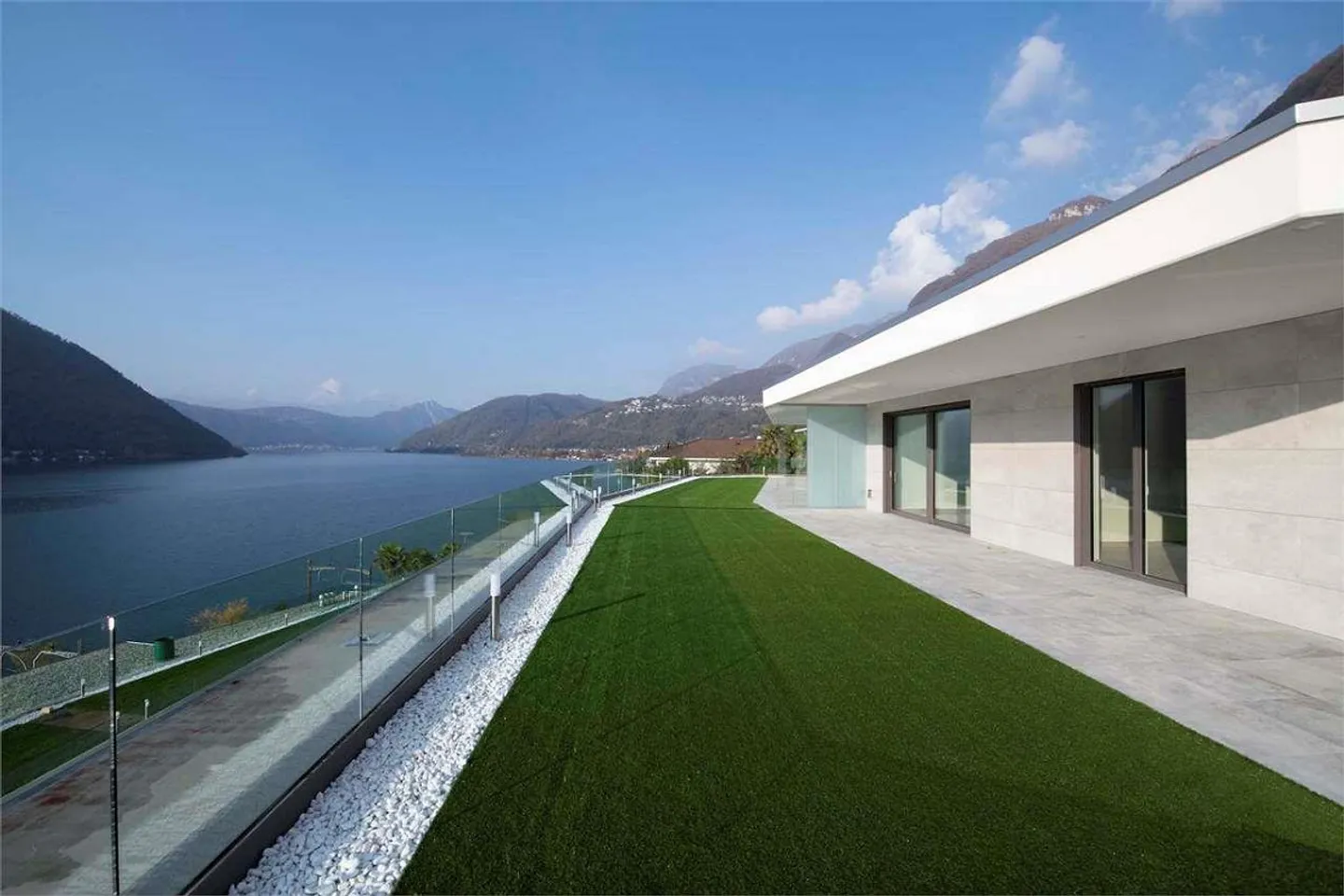 Penthouse with lake view - 601 - Photo 1 of 13