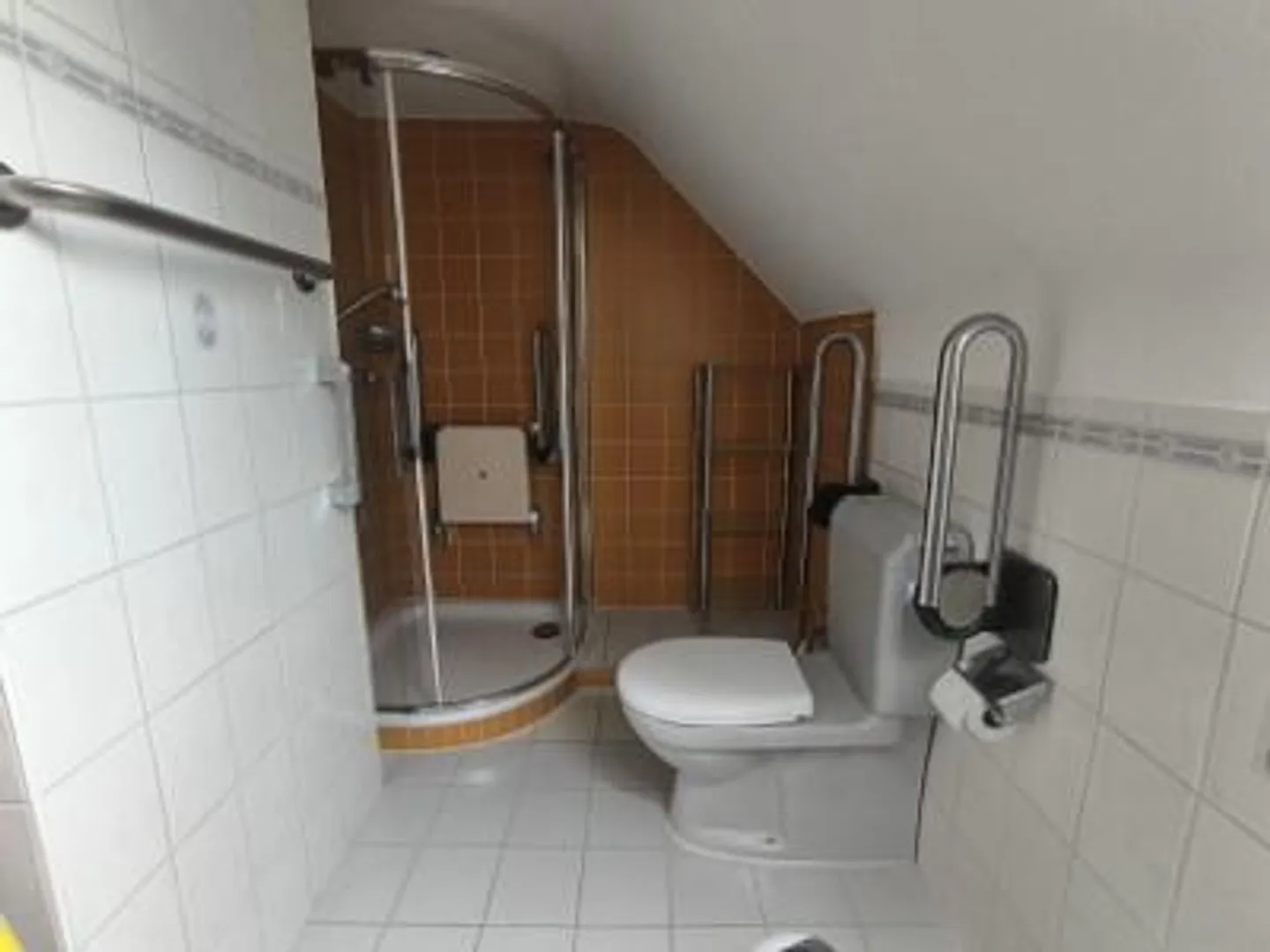Incantevole appartamento mansardato di 3,5 locali con garage e balcone a Riedholz - Foto 11 di 13