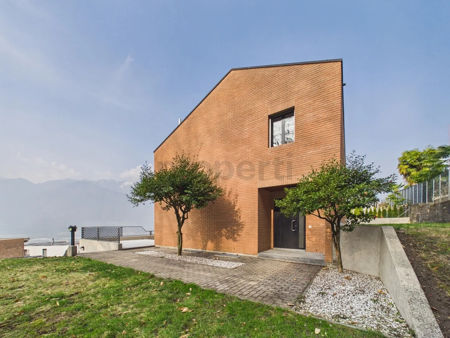 Single house for sale - Photo 1 of 13