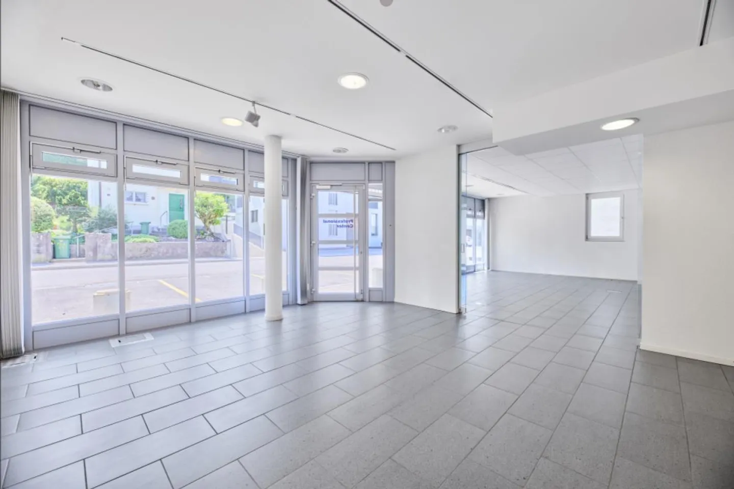 Luogo di azione con 256 m² pieni di possibilità a Binningen - Foto 2 di 13