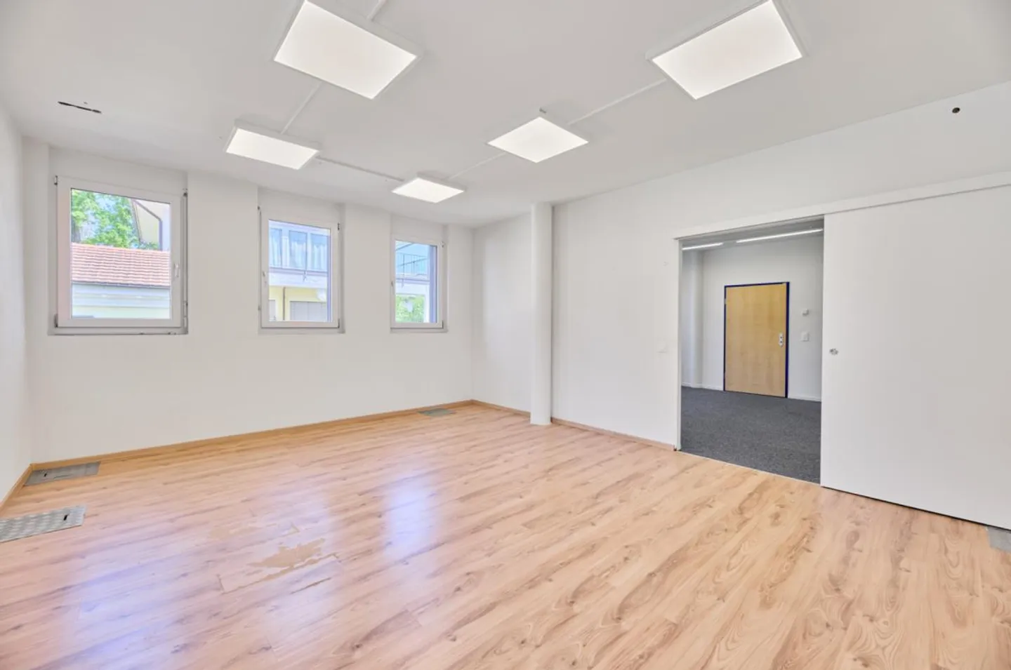 Luogo di azione con 256 m² pieni di possibilità a Binningen - Foto 4 di 13