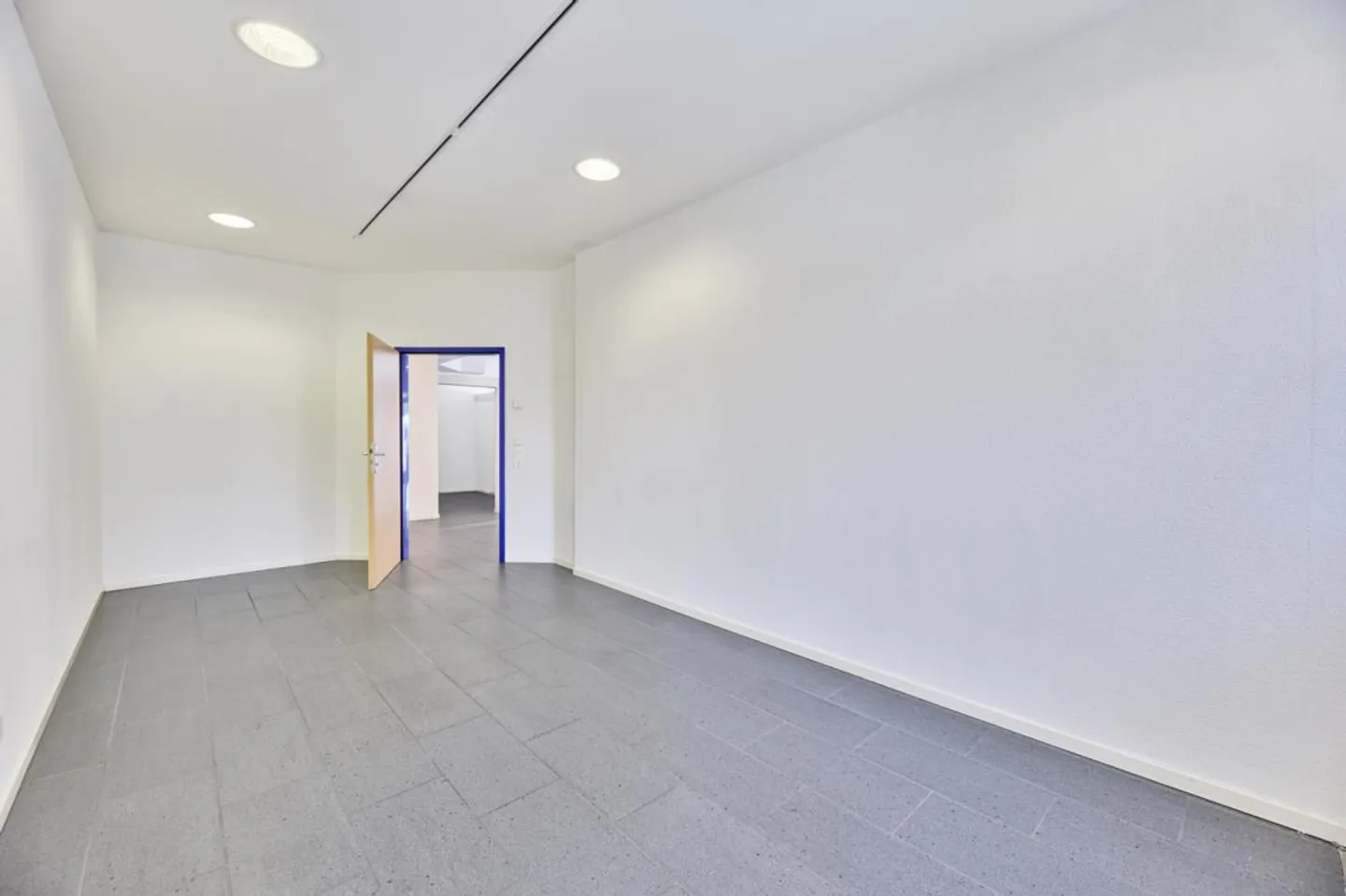 Luogo di azione con 256 m² pieni di possibilità a Binningen - Foto 6 di 13