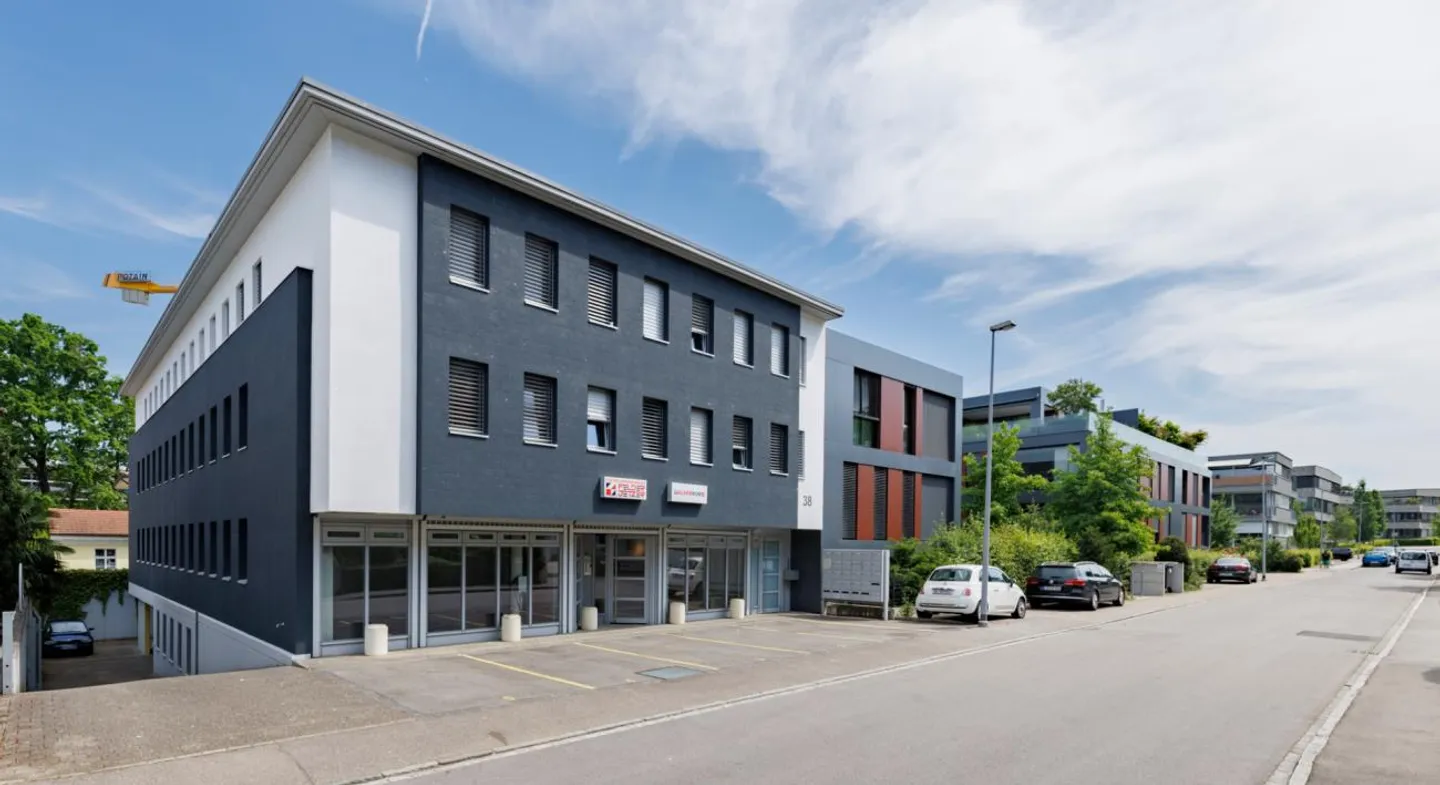 Luogo di azione con 256 m² pieni di possibilità a Binningen - Foto 1 di 13