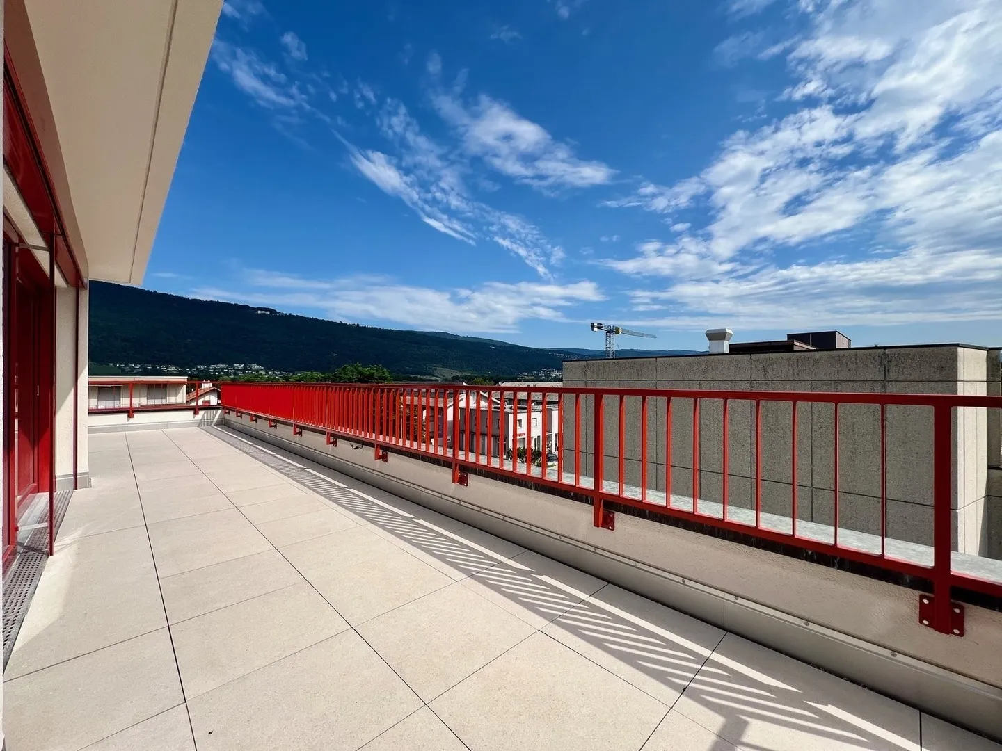 Exclusive penthouse apartment in the village center of Ipsach, near the lake - Photo 1 of 13