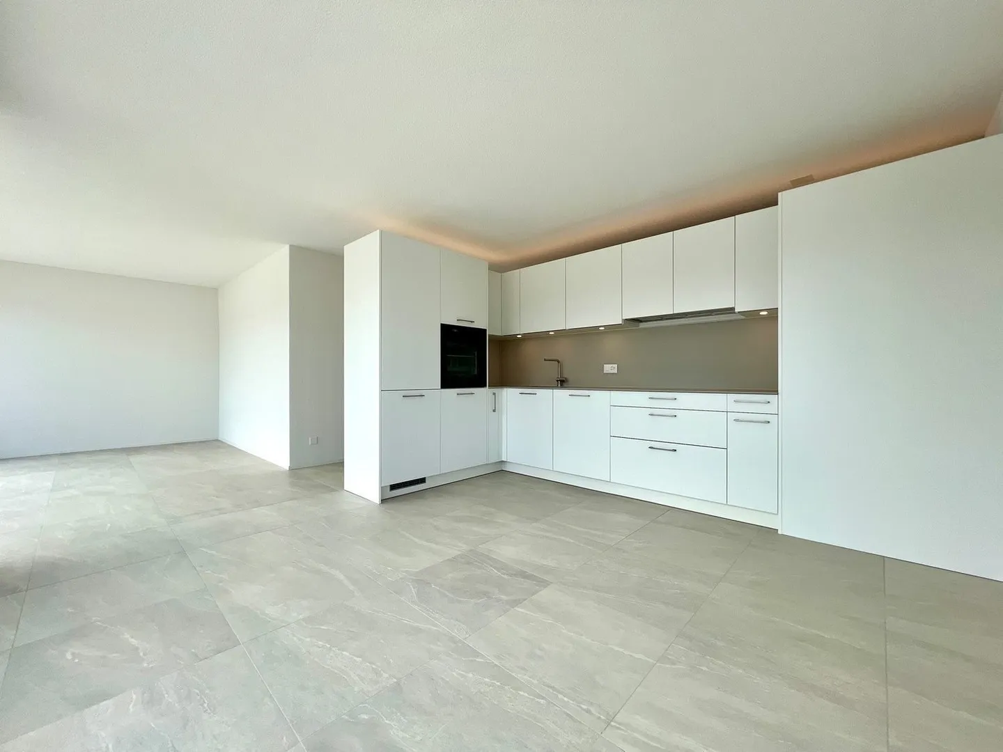 Exclusive penthouse apartment in the village center of Ipsach, near the lake - Photo 2 of 13