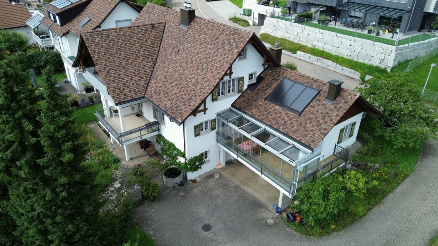 Con vista sull'Eiger, Mönch e Jungfrau: 275 m² di spazio per vivere, praticare e lavorare - tutto insieme. - Foto 1 di 18