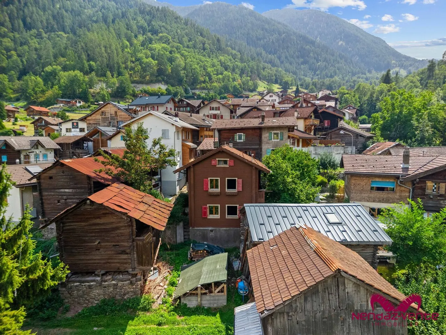 Casa di paese con due appartamenti da ristrutturare a Beuson - Foto 1 di 24