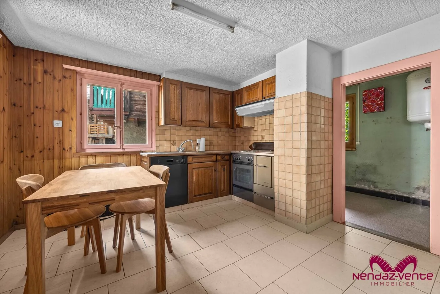 Casa di paese con due appartamenti da ristrutturare a Beuson - Foto 2 di 24