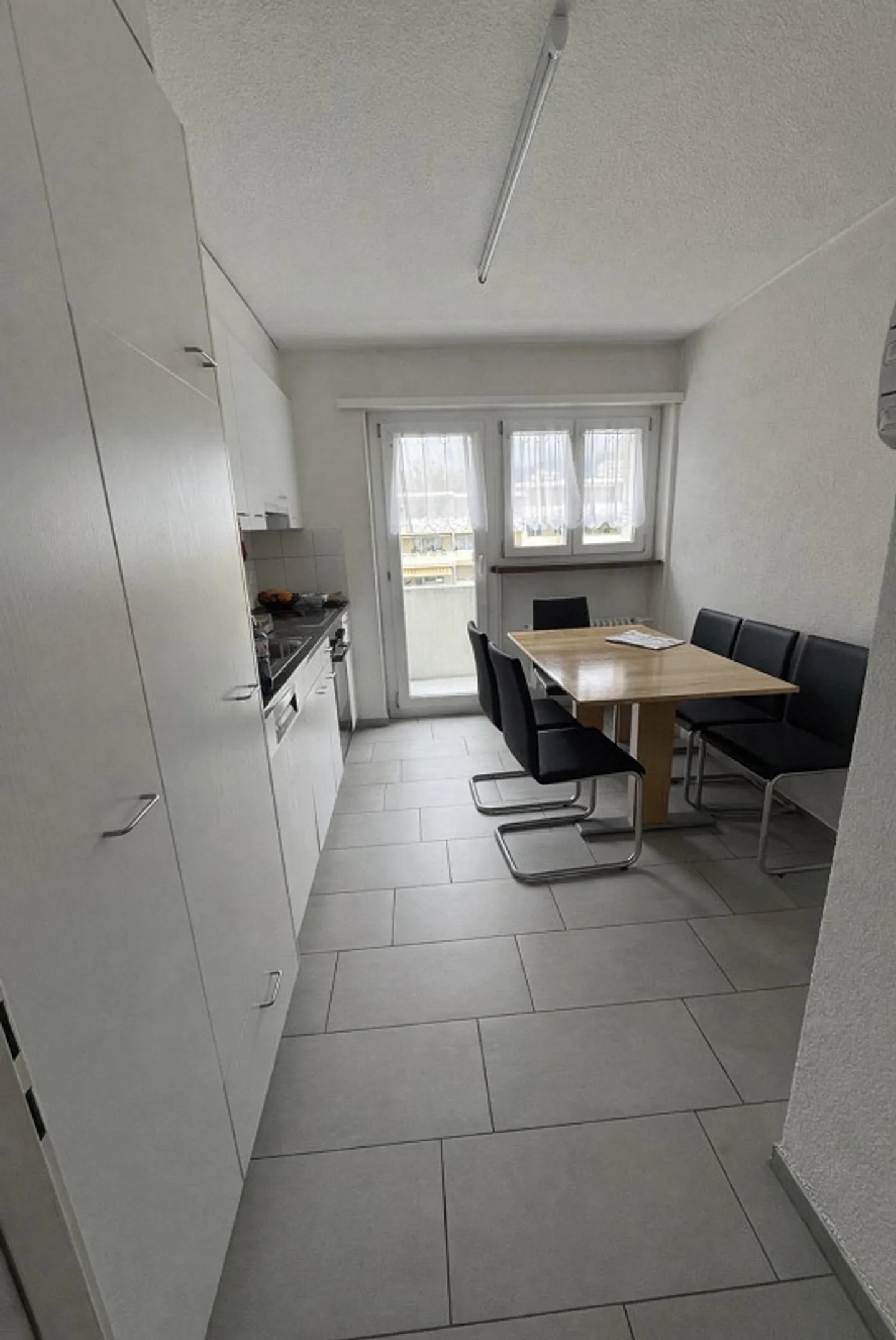 Beautiful apartment in a quiet neighborhood - Photo 5 of 10