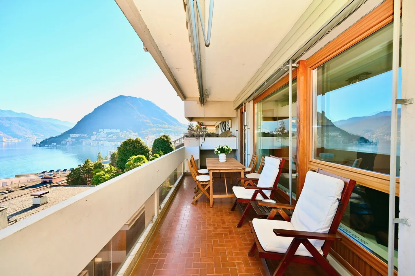 Elegant Apartment with Breathtaking Lake View in Lugano - Photo 1 of 14