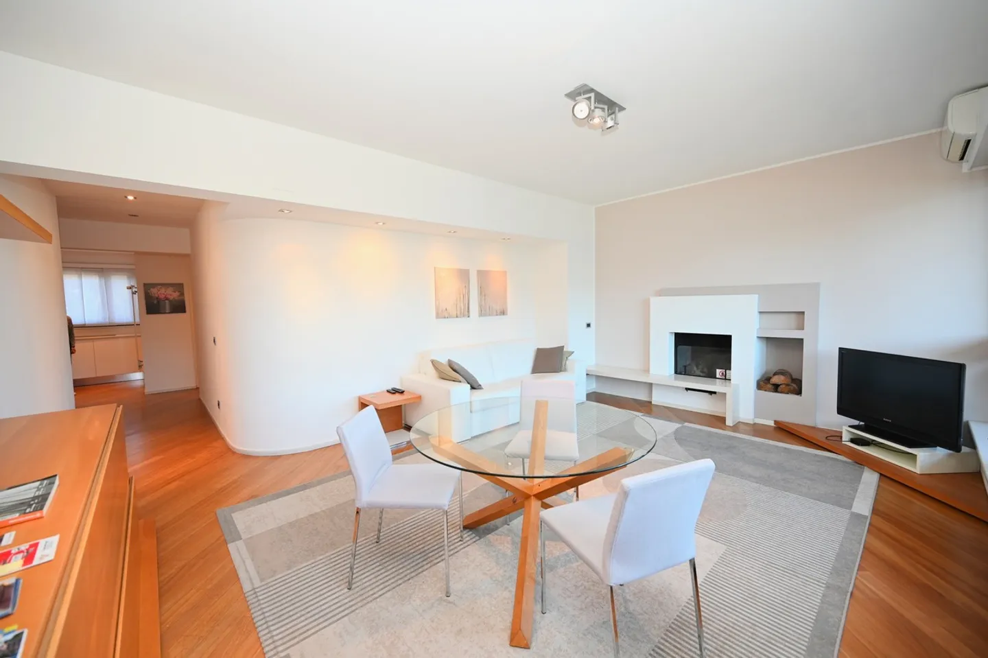 Elegant Apartment with Breathtaking Lake View in Lugano - Photo 5 of 14