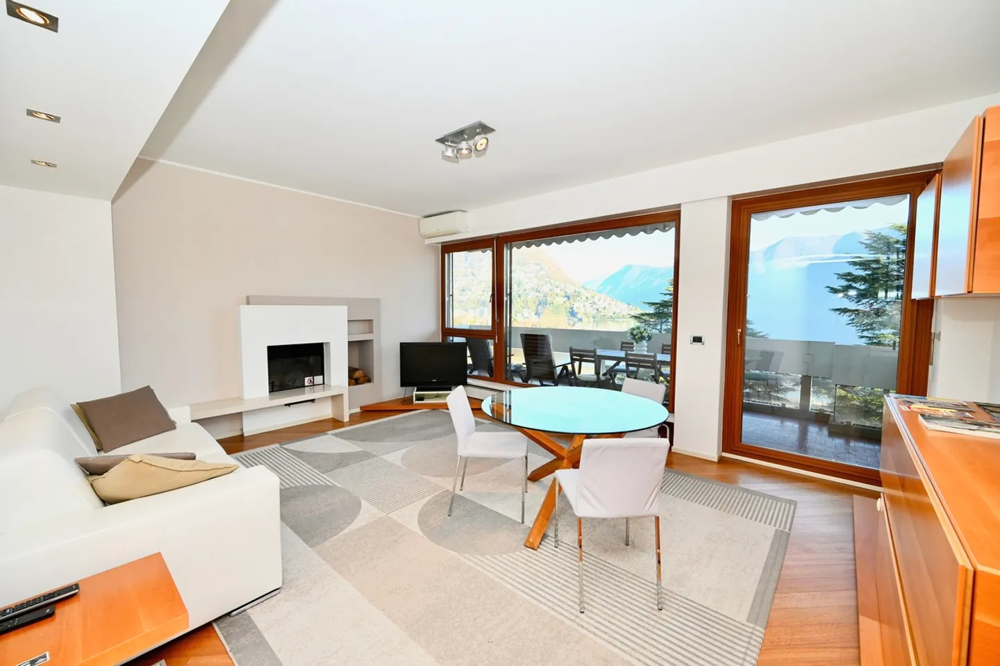 Elegant Apartment with Breathtaking Lake View in Lugano - Photo 6 of 14