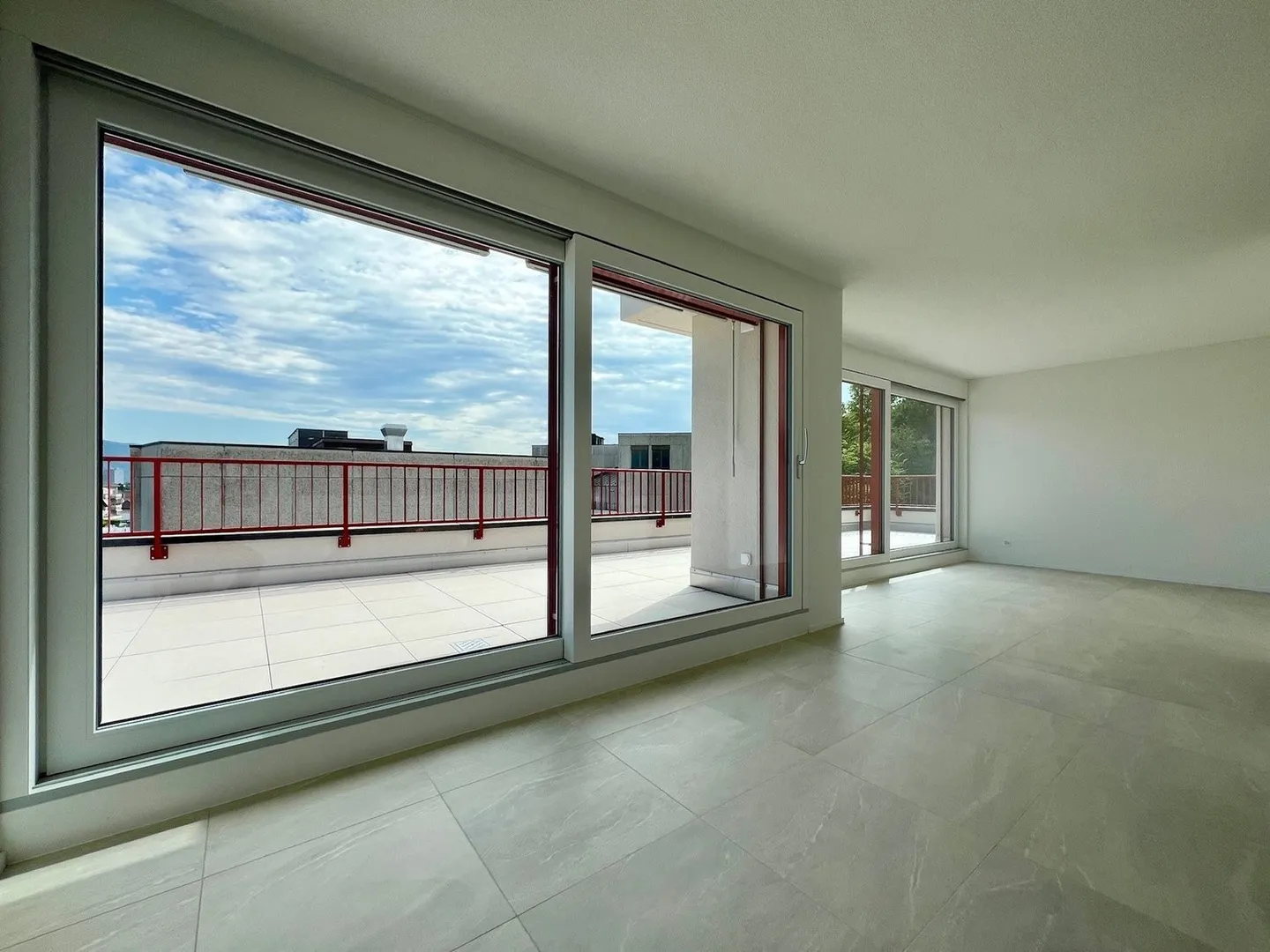 Exclusive penthouse apartment in the village center of Ipsach, near the lake - Photo 4 of 13