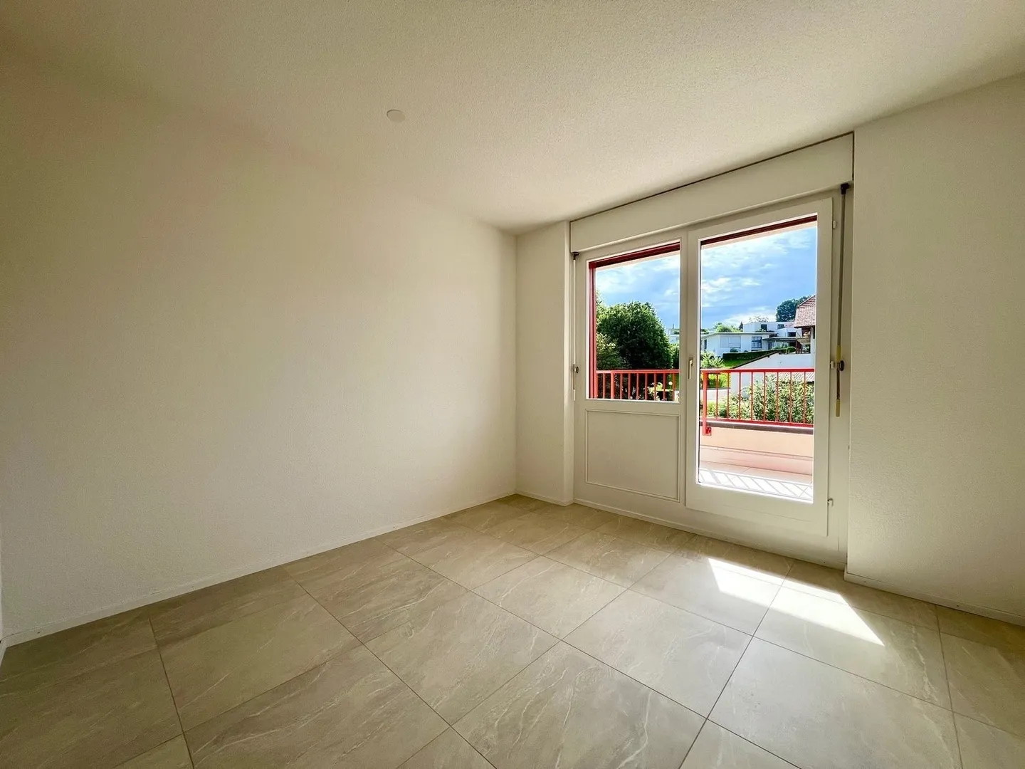 Exclusive penthouse apartment in the village center of Ipsach, near the lake - Photo 6 of 13