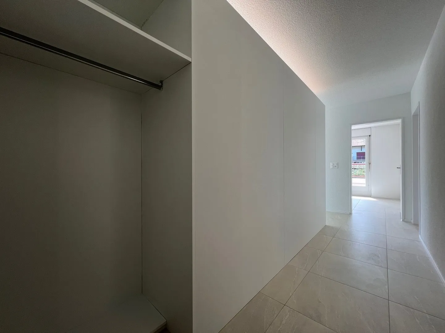 Exclusive penthouse apartment in the village center of Ipsach, near the lake - Photo 8 of 13