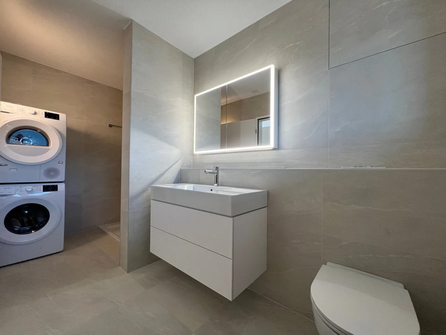 Exclusive penthouse apartment in the village center of Ipsach, near the lake - Photo 7 of 13