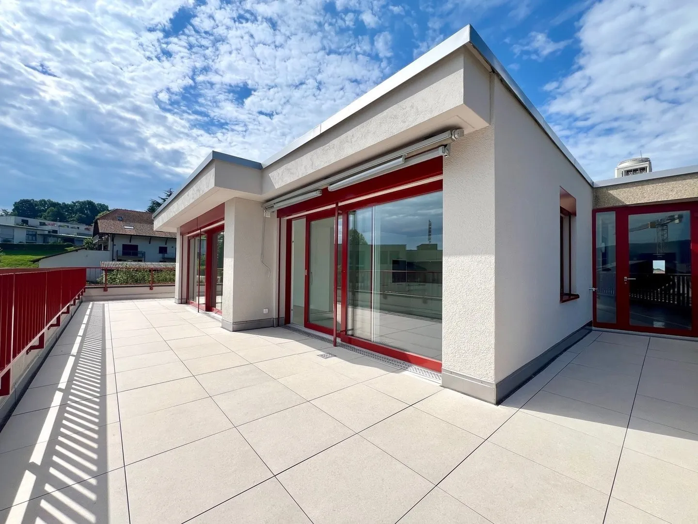 Exclusive penthouse apartment in the village center of Ipsach, near the lake - Photo 9 of 13