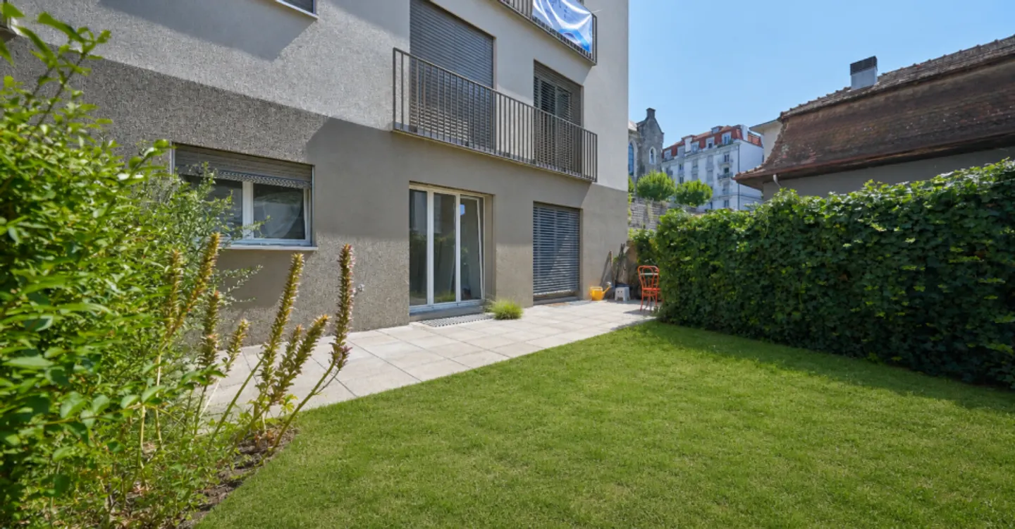 RENOVE ET MEUBLE AVEC TERRASSE - EMPLACEMENT IDEAL - Photo 1 of 4