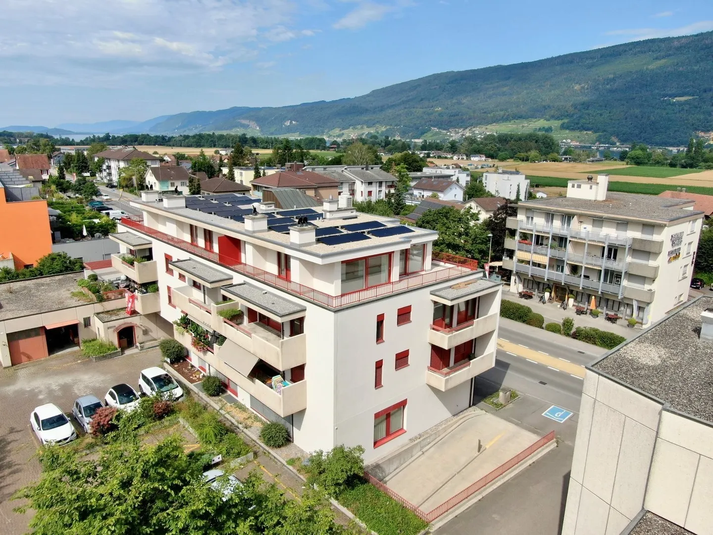 Exclusive penthouse apartment in the village center of Ipsach, near the lake - Photo 11 of 13