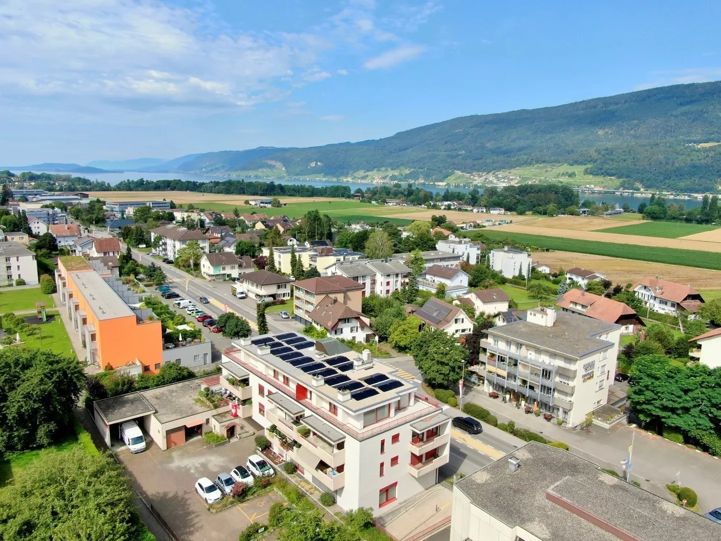 Exclusive penthouse apartment in the village center of Ipsach, near the lake - Photo 12 of 13