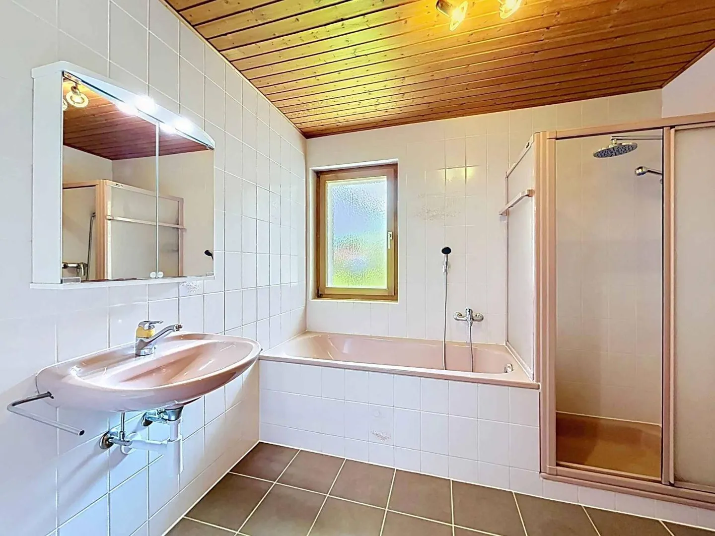 Charmante 5-Zimmer-Immobilie mit atemberaubendem Bergblick - Foto 11 von 13