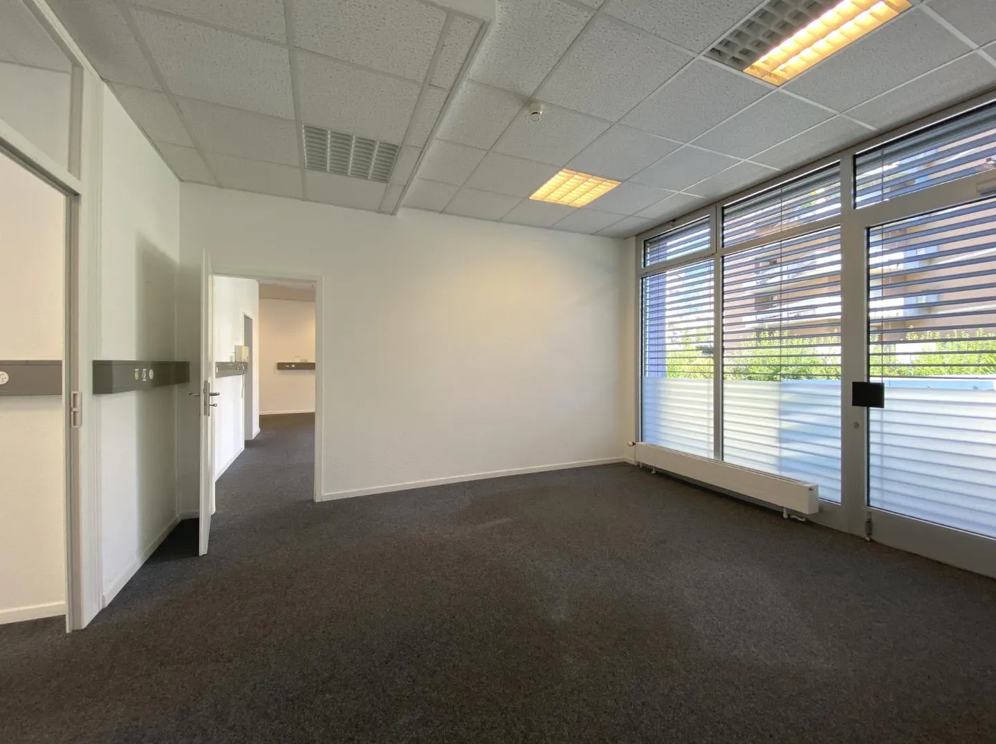 Bureau spacieux à louer - Photo 3 sur 8