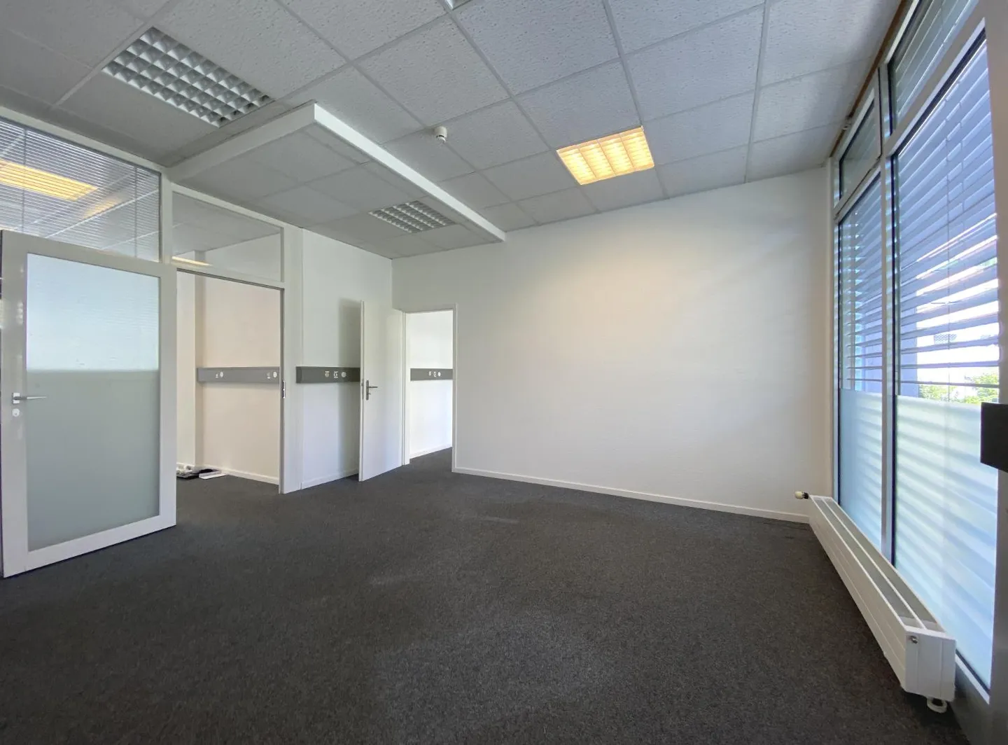 Bureau spacieux à louer - Photo 6 sur 8