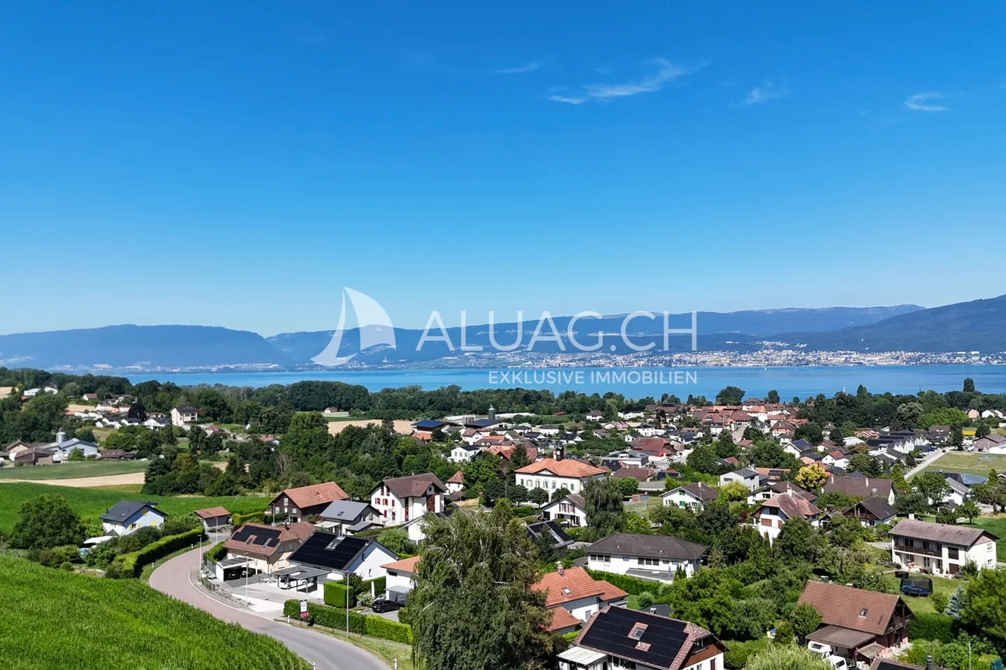 SPAZIOSO, VIVERE ESCLUSIVO CON VISTA SUL LAGO - Foto 3 di 17