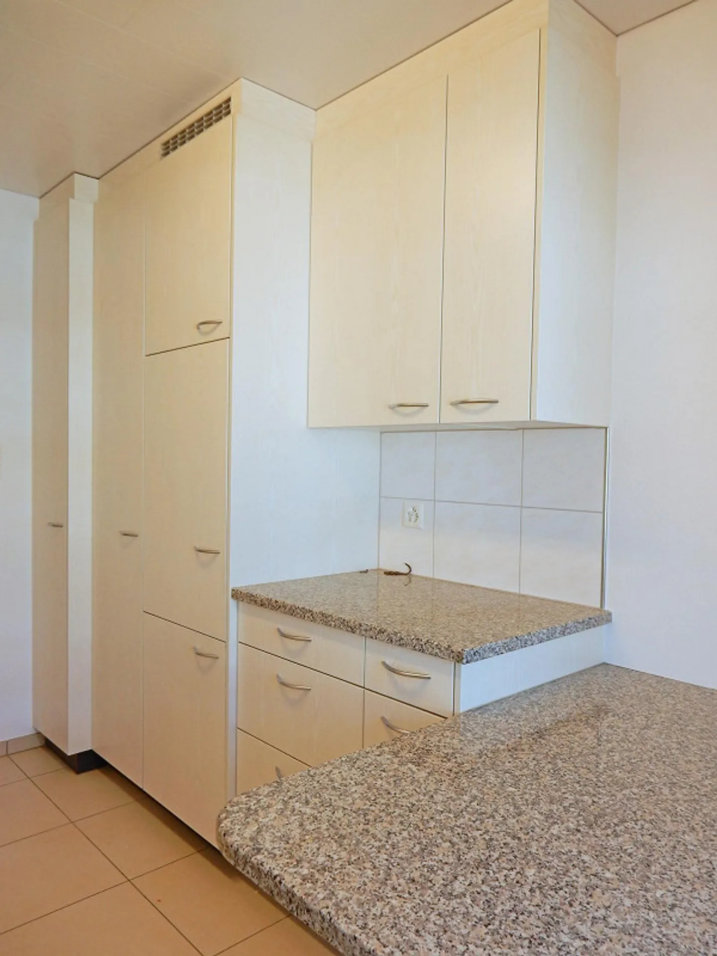 Charming 4.5 Room Apartment in the City Center - Also Suitable as Office or Practice - Photo 4 of 9