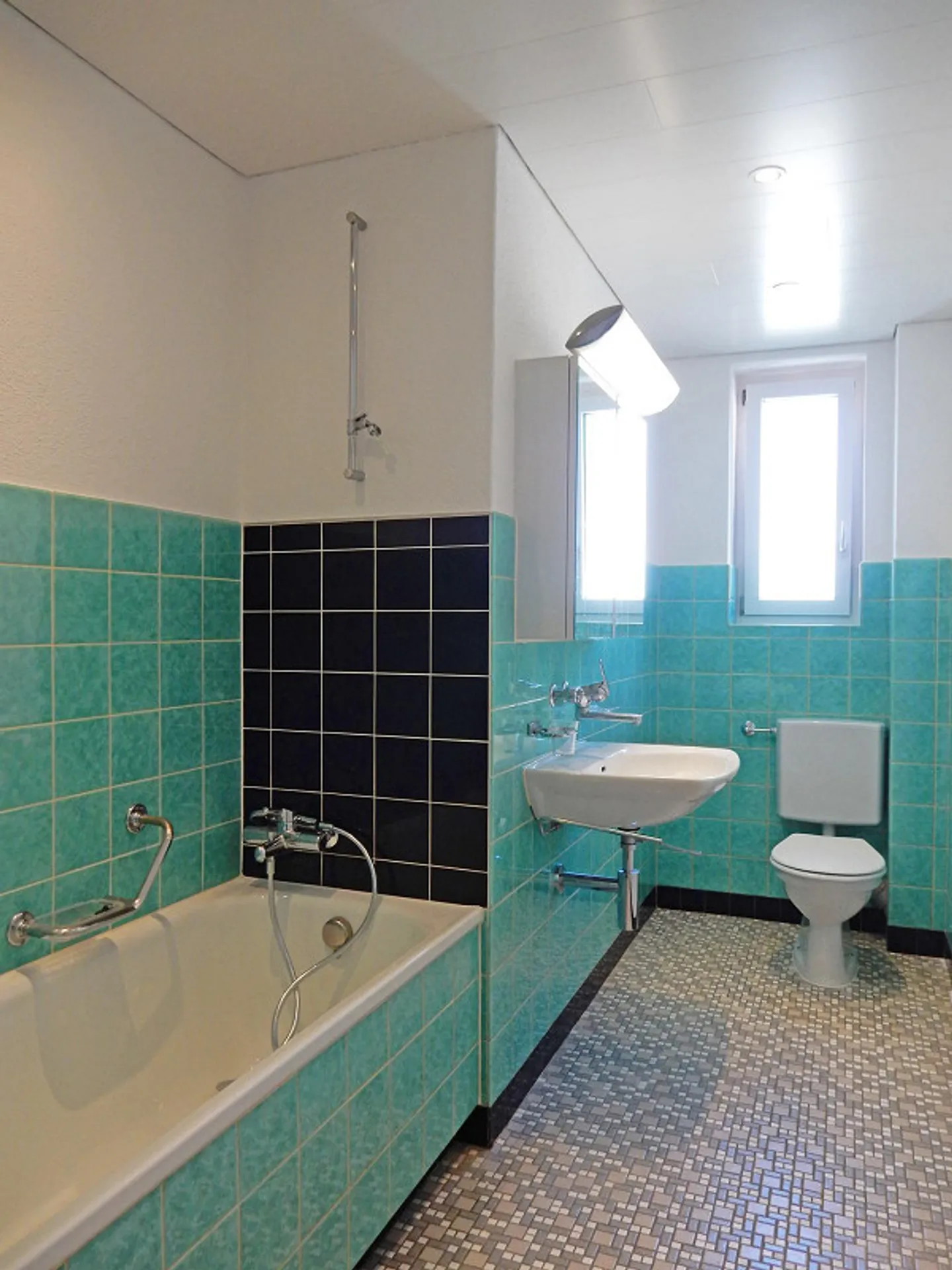 Charming 4.5 Room Apartment in the City Center - Also Suitable as Office or Practice - Photo 7 of 9
