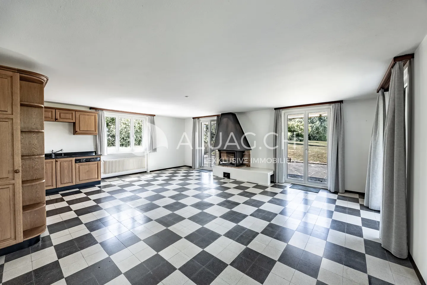 SPAZIOSO, VIVERE ESCLUSIVO CON VISTA SUL LAGO - Foto 5 di 17