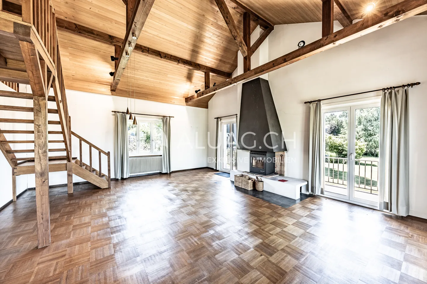 SPAZIOSO, VIVERE ESCLUSIVO CON VISTA SUL LAGO - Foto 11 di 17