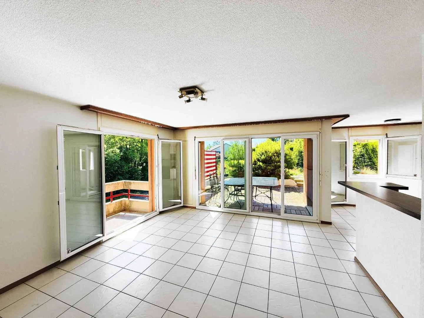 Appartamento con 5.5 stanze e grande terrazza in un ambiente verde - Foto 1 di 8