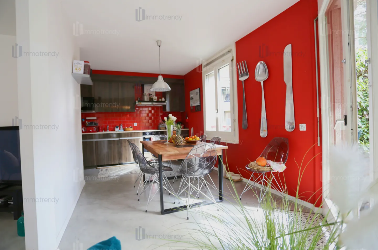 Spacious Apartment with Garden - Photo 3 of 5