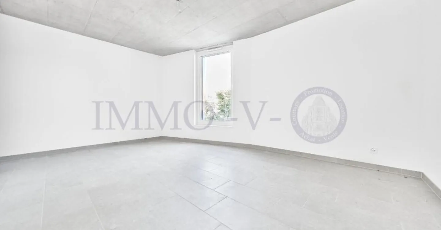 NEW AND CONTEMPORARY HIGH-END APARTMENT WITH BALCONY-TERRACE - Photo 6 of 9