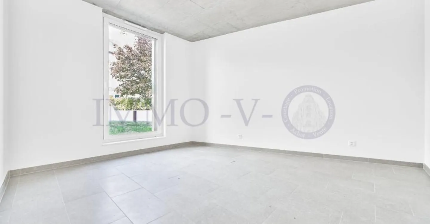 NEW AND CONTEMPORARY HIGH-END APARTMENT WITH BALCONY-TERRACE - Photo 7 of 9
