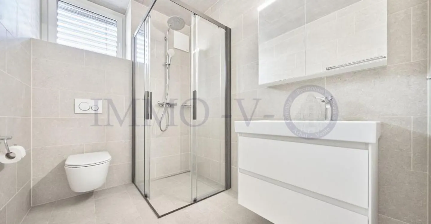 NEW AND CONTEMPORARY HIGH-END APARTMENT WITH BALCONY-TERRACE - Photo 8 of 9